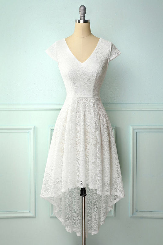 Robe blanche en dentelle coupe asymétrique