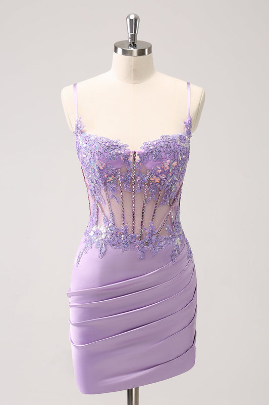 Robe de soirée moulante et courte à paillettes et corset violet scintillant