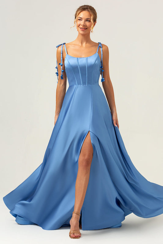 Robe de demoiselle d'honneur longue en satin bleu coupe trapèze à fines bretelles avec corset et fente