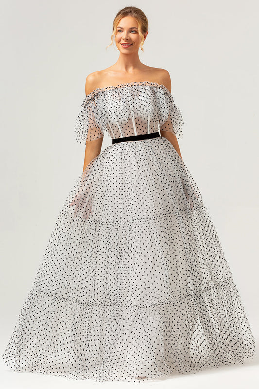 Robe de bal longue en ligne A blanche et noire avec épaules dénudées et pois