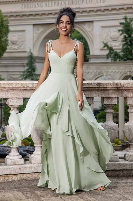 Robe de demoiselle d'honneur longue à fines bretelles coupe trapèze couleur matcha avec volants