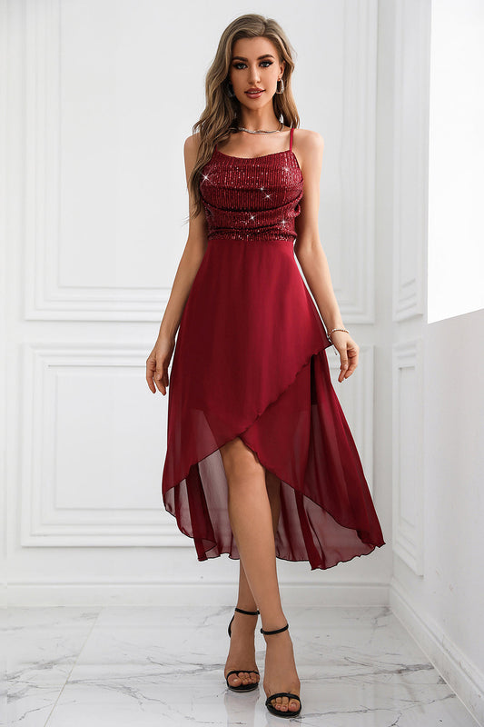 Robe de soirée asymétrique à fines bretelles bordeaux scintillante