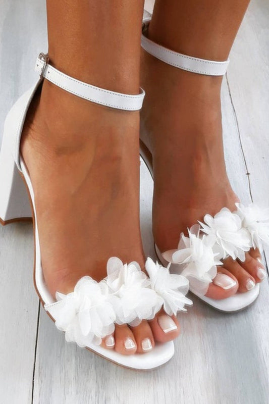 Chaussures de mariée blanches ouvertes avec applique