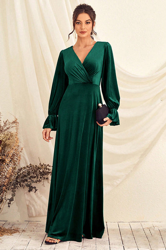 Robe de bal longue en velours vert foncé croisée à manches longues et col en V