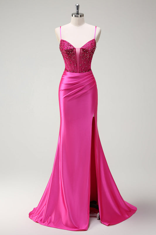 Robe de bal longue en satin fuchsia scintillant coupe sirène à fines bretelles avec corsage perlé et fente