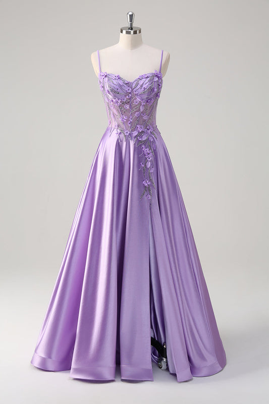 Robe de bal longue en satin violet avec corset floral, bretelles spaghetti, coupe trapèze et fente