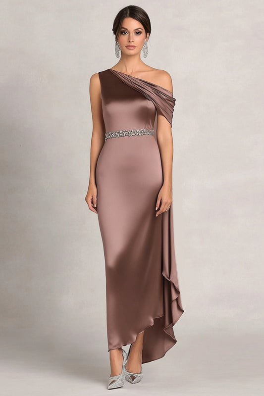 Robe fourreau asymétrique drapée en satin taupe ornée de strass pour la mère de la mariée