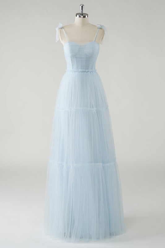 Vestido largo de dama de honor de tul azul cielo con tirantes y lazo tipo A