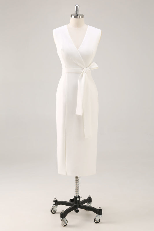 Fourreau en satin blanc avec décolleté en V et ceinture, longueur midi, robe de soirée