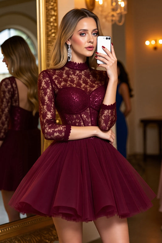 Robe de soirée courte couleur lie-de-vin en tulle, corset et dentelle, avec un col haut illusion