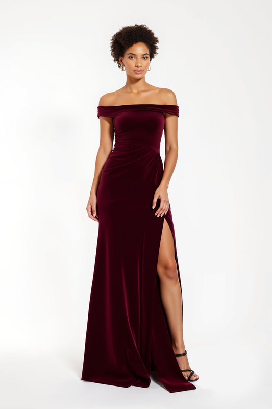 Robe de soirée longue fourreau en velours bordeaux, épaules dénudées, avec fente