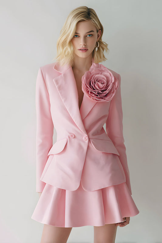 Ensemble tailleur 2 pièces en satin rose avec revers cranté et fleur 3D
