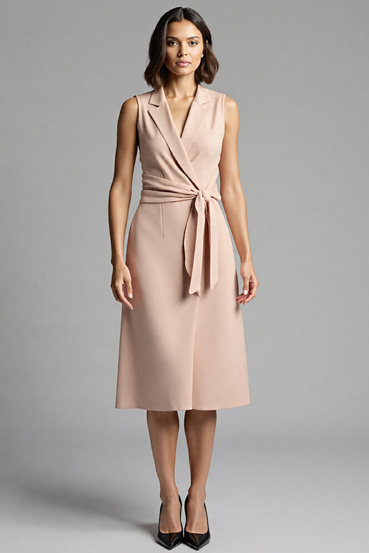 Robe de travail fourreau mi-longue couleur champagne à revers crantés avec ceinture