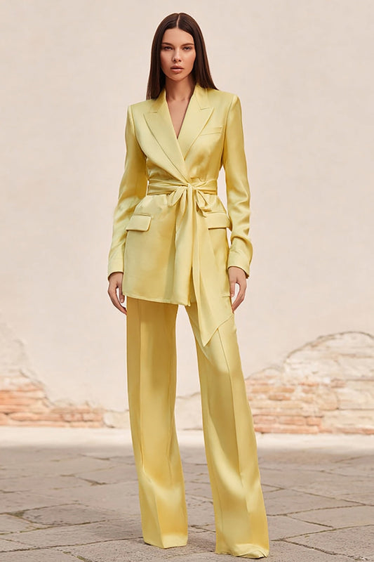 Costume d'affaires 2 pièces en satin jonquille à revers crantés avec ceinture