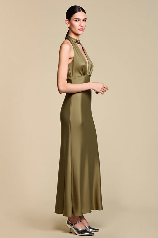 Robe fourreau dos-nu avec découpe et encolure style licou, coloris olive, à porter comme tenue d'invitée à un mariage