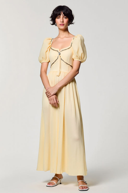 Robe d'invitée de mariage trapèze abricot à col carré et manches bouffantes
