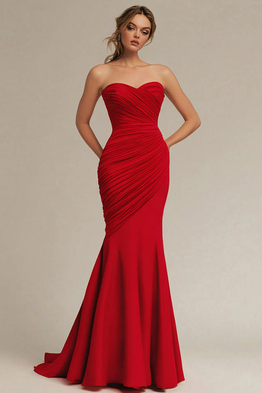 Robe de soirée sirène plissée rouge en satin mat sans bretelles