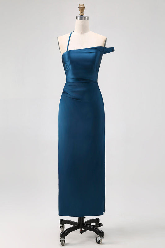 Robe de demoiselle d'honneur longue en satin bleu encre, coupe fourreau, avec une épaule dénudée