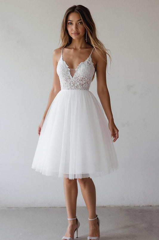 Petite robe blanche trapèze col en V en dentelle