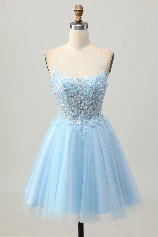 Une robe de cocktail corset coupe courte ligne A bleu clair avec applications