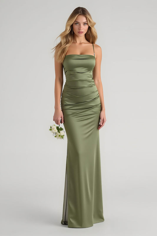 Robe de demoiselle d'honneur longue fourreau en satin olive plissé à fines bretelles