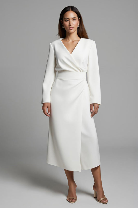 Robe de travail longue en satin ivoire coupe trapèze avec manches et col en V