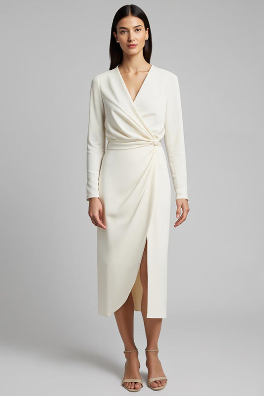 Robe mi-longue crayon de travail en satin froncé ivoire à manches longues avec fente
