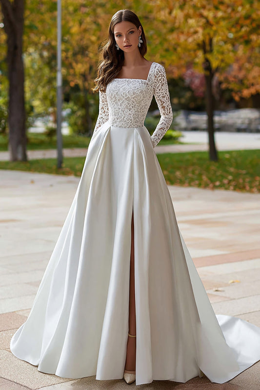 Robe de mariée en satin ivoire à manches longues avec décolleté carré et dentelle
