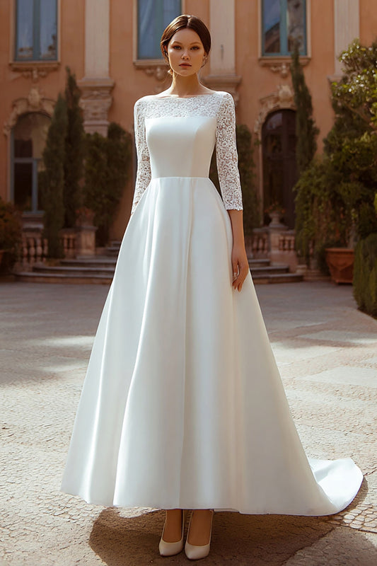 Robe de mariée en dentelle ivoire coupe trapèze avec encolure bateau