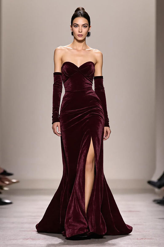 Robe de soirée longue sans bretelles en velours rouge foncé avec fente