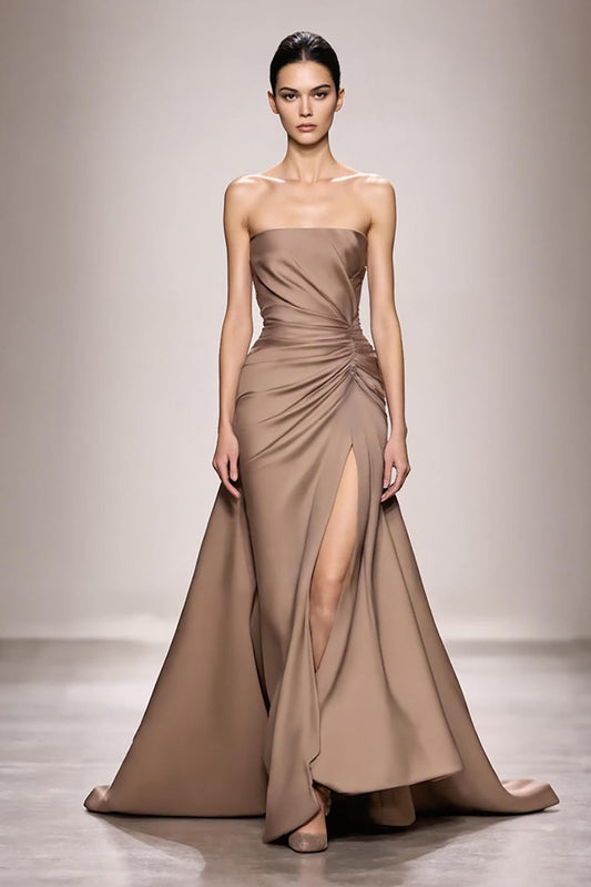 Robe de soirée longue fendue en satin froncé sans bretelles couleur champagne