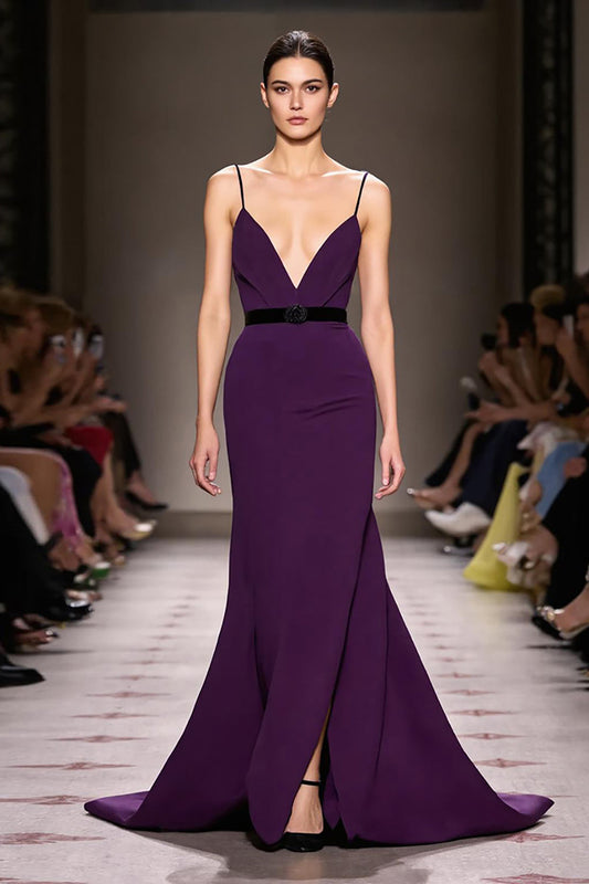Robe longue de soirée en satin violet foncé à fines bretelles