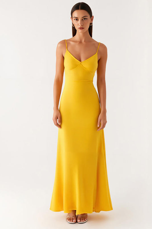Robe de soirée fourreau en satin jaune à fines bretelles