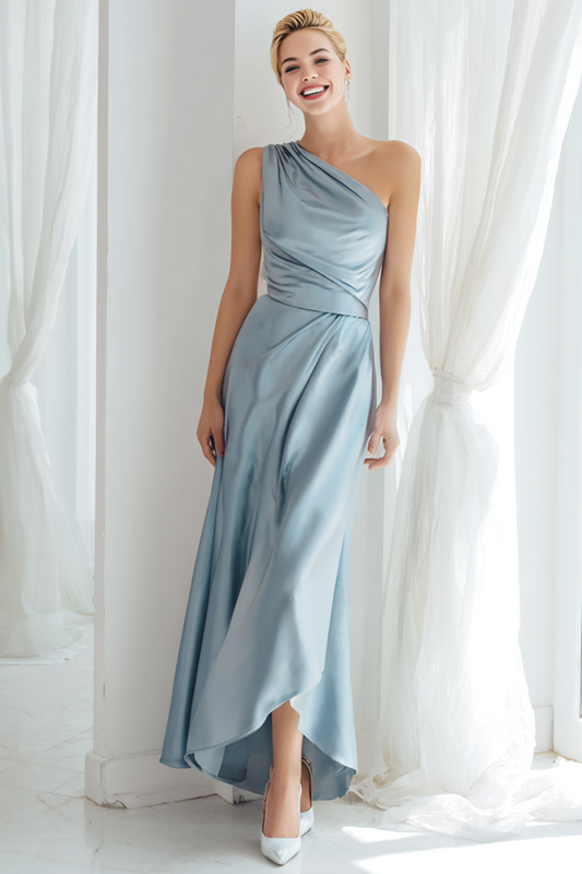Robe longue de demoiselle d'honneur en satin bleu froncée à une épaule