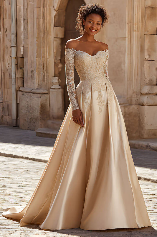Robe de mariée princesse en satin champagne avec épaules dénudées, traßne balais et dentelle