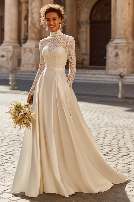 Robe de mariée ivoire trapèze avec appliqués de dentelle, col montant et traîne chapel