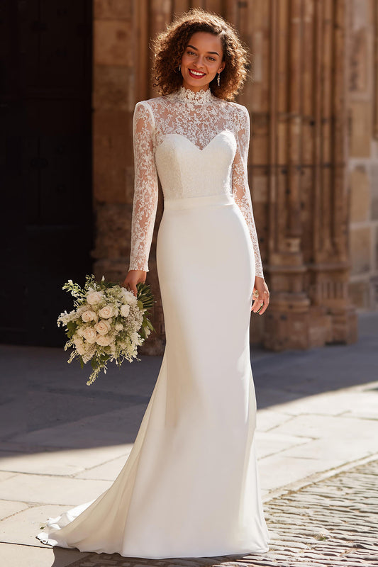 Robe de mariée sirène ivoire à col montant avec appliques en dentelle et traîne balayée