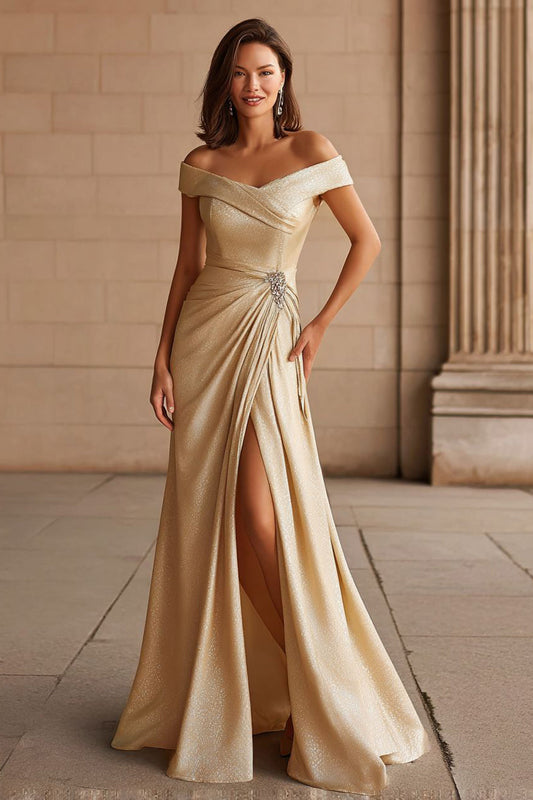 Robe longue d'épaule tombante couleur champagne métallisé avec fente pour la mÚre de la mariée