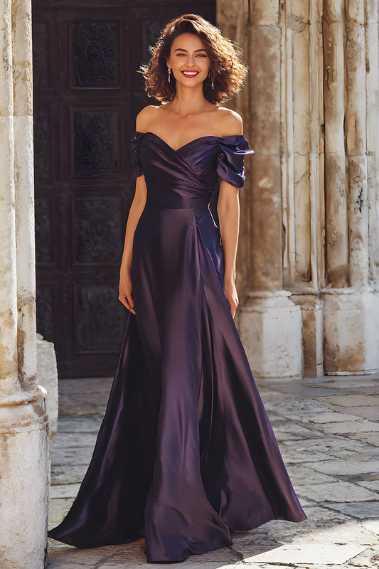 Robe longue en satin prune avec fourreau et épaules dénudées pour la mère de la mariée