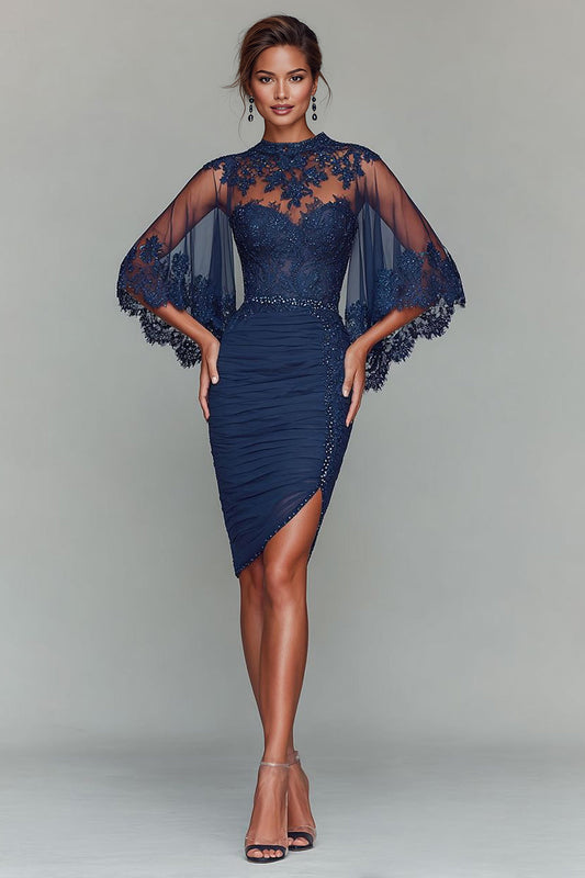 Robe fourreau courte de mère de la mariée ruchée bleu marine à col rond avec appliqués