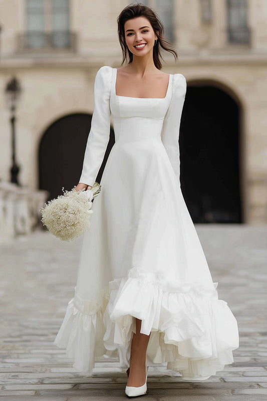 Vestido de novia de satén color marfil con cuello cuadrado, manga larga, corte en A y volantes