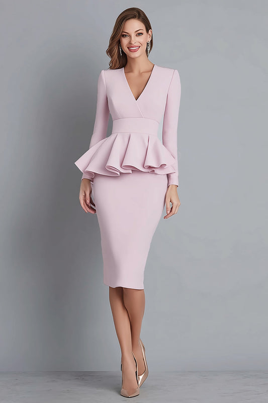Robe de travail mi-longue fourreau rose à volants et col en V