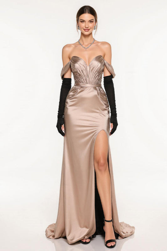 Robe de soirée fourreau en satin couleur champagne, épaules dénudées