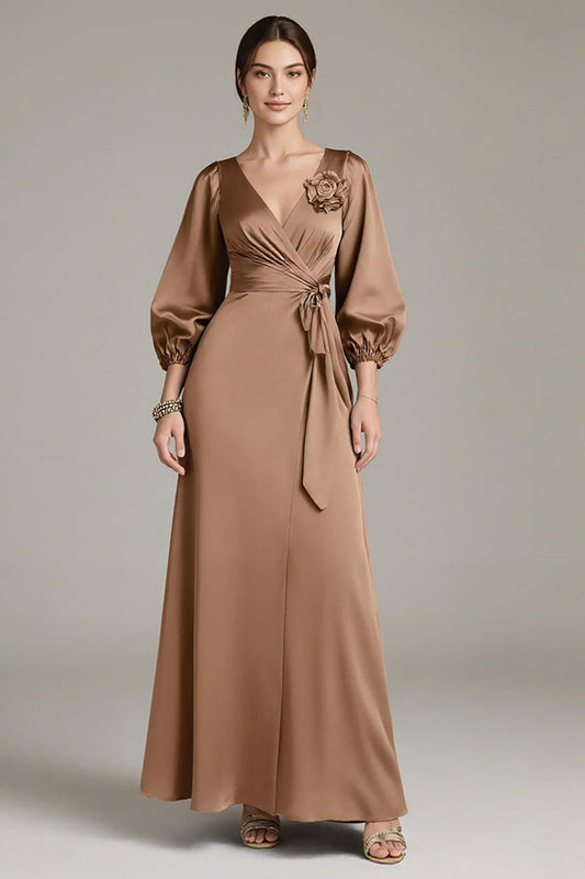 Robe longue de soirée en satin terracotta avec motif floral, décolleté en V et manches