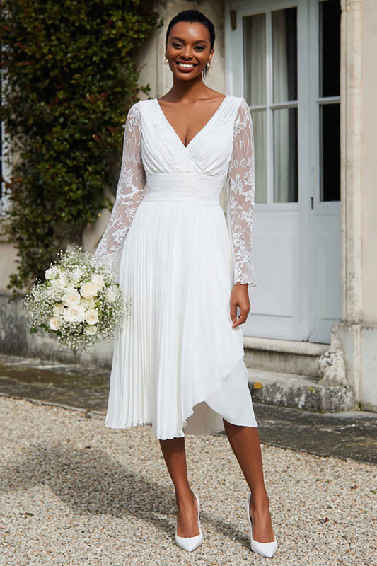 Robe de fiançailles mi-longue plissée en mousseline ivoire avec décolleté en V et dentelle