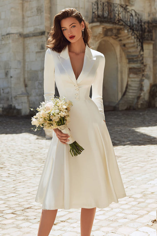Robe de fiançailles midi trapèze en satin ivoire à revers pointus