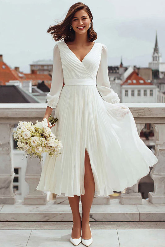 Robe de mariée ivoire à col en V, coupe évasée, avec fente, idéale pour un mariage civil à la mairie.