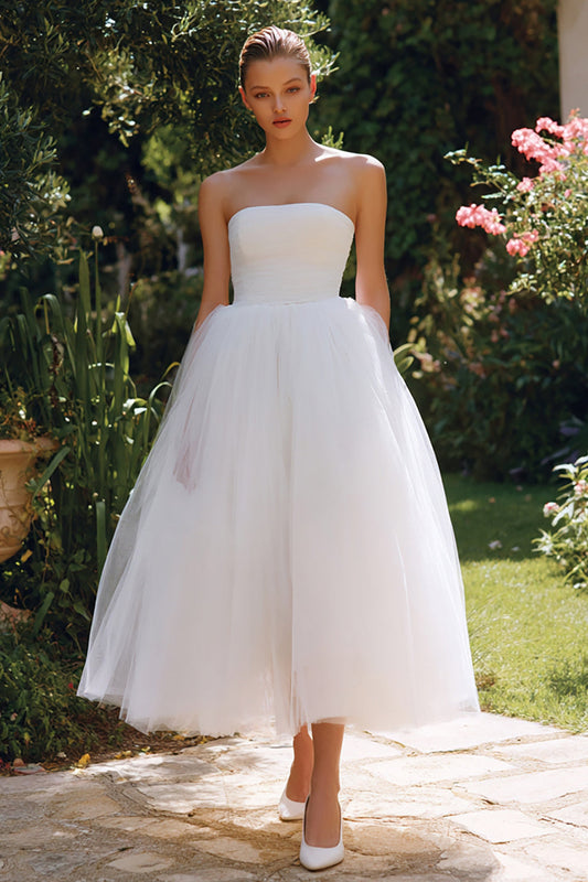 Robe de mariée mi-longue en tulle blanc sans bretelles coupe A pour le tribunal