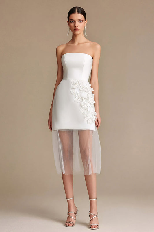 Robe fourreau blanche sans bretelles, ornée d'appliqués, pour dîner de répétition