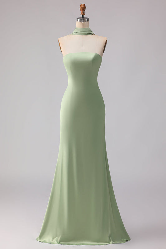 Robe de demoiselle d'honneur longue sirène en satin sauge poudré sans bretelles avec un foulard